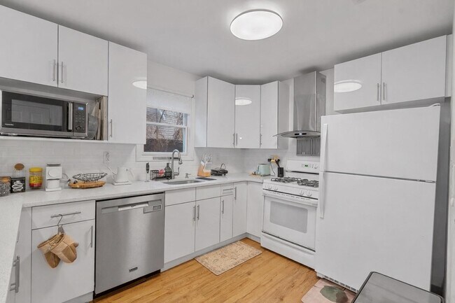 Building Photo - 515 44th St