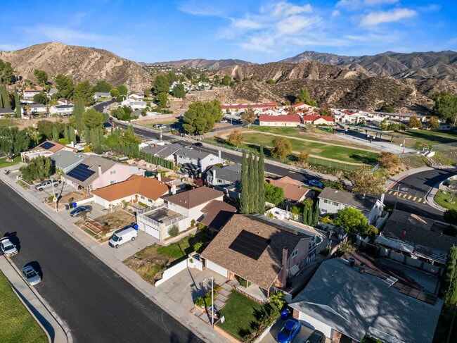 Building Photo - "Experience Luxurious Living: Spacious 4-B...