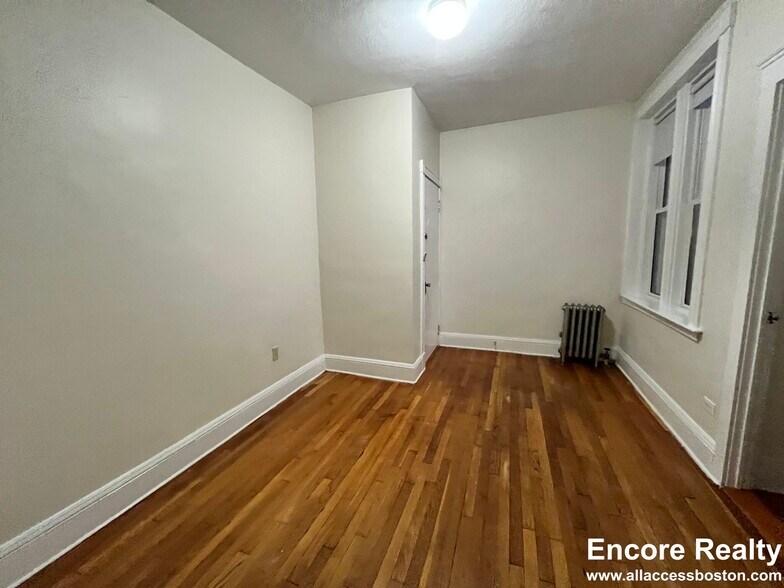 Building Photo - 1760 Beacon St