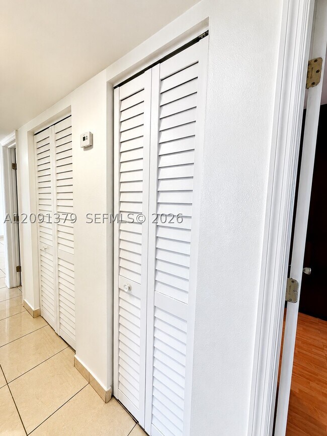 Building Photo - 1075 W 68th St