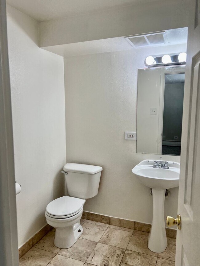 Building Photo - 2 bd/1.5 ba unit in CapHill