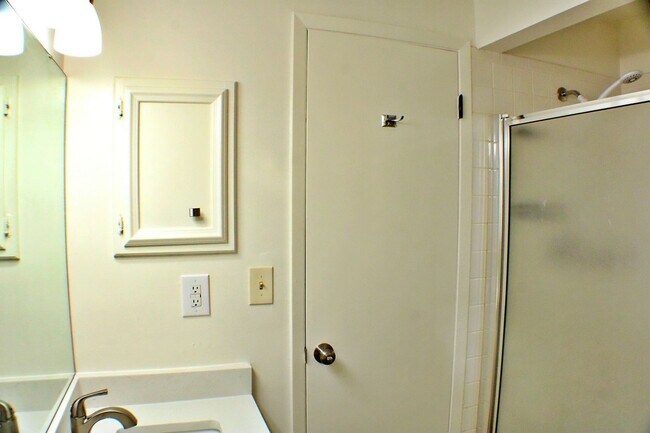 Building Photo - 3 Bedroom, 2 Bath , North-East El Paso Great house located across the street from Terrace Hills M...