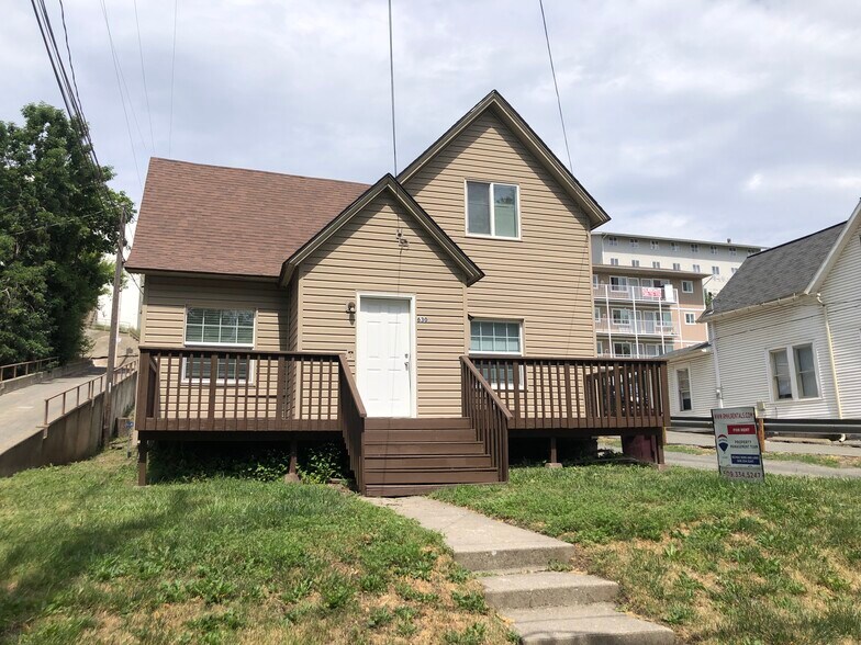 Primary Photo - 630 NE Gray Ln