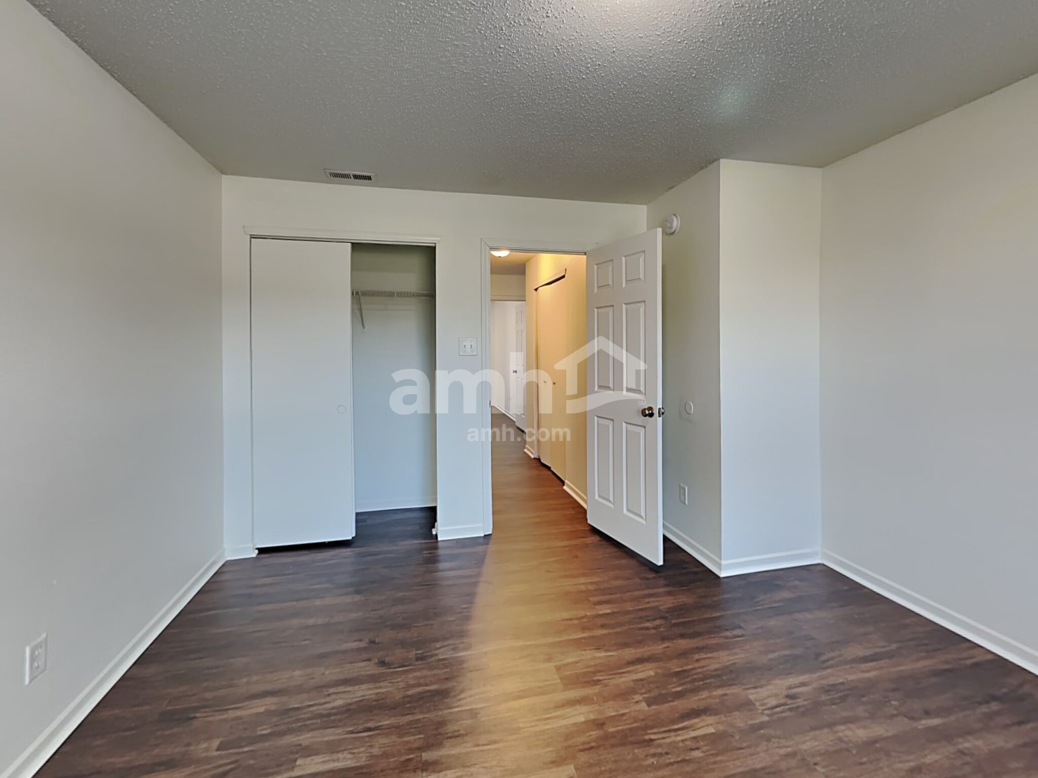 Building Photo - 527 Bourneside Dr