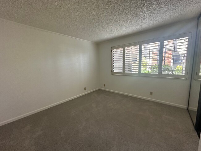 Building Photo - One Bedroom in a Great Community, Excellen...