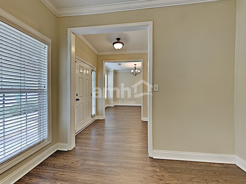 Building Photo - 830 Tully Rd