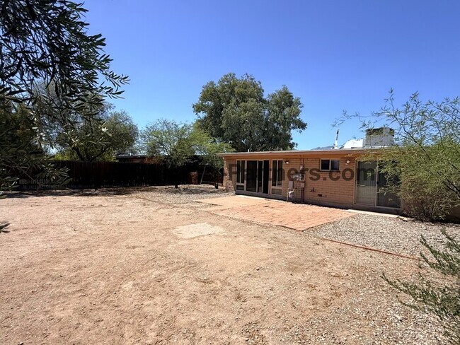 Building Photo - Eastside Three Bedroom Home