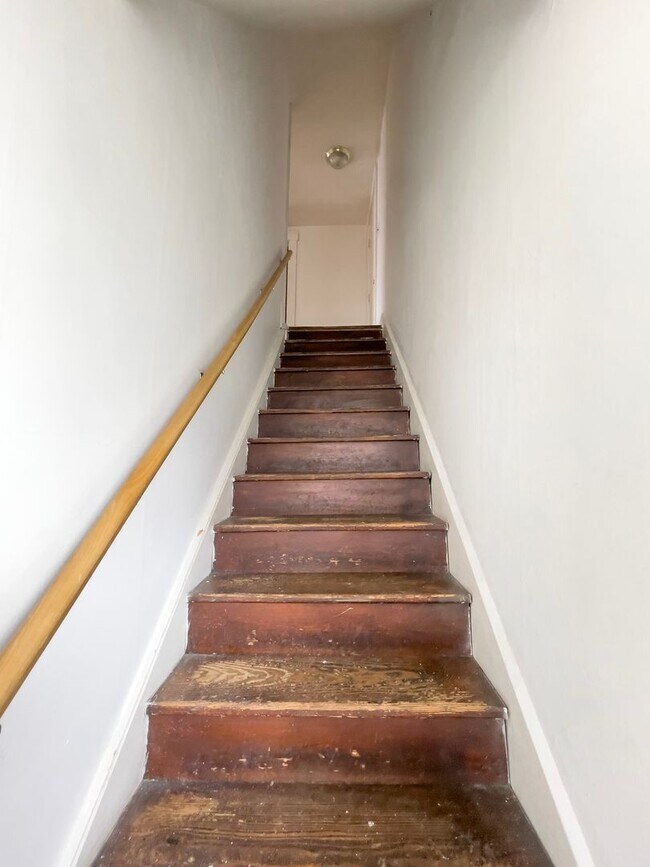 Building Photo - Space, Comfort & Location—Minutes from Ball State