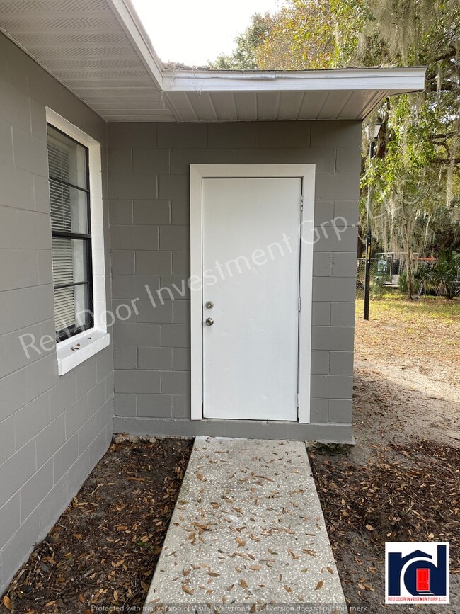 Building Photo - Spacious 3/1 Duplex with Laundry Room