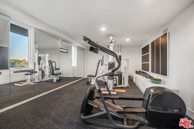 Building Photo - 930 N Tigertail Rd