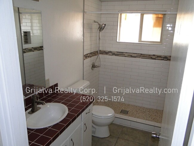 Building Photo - 1415 E Lester St