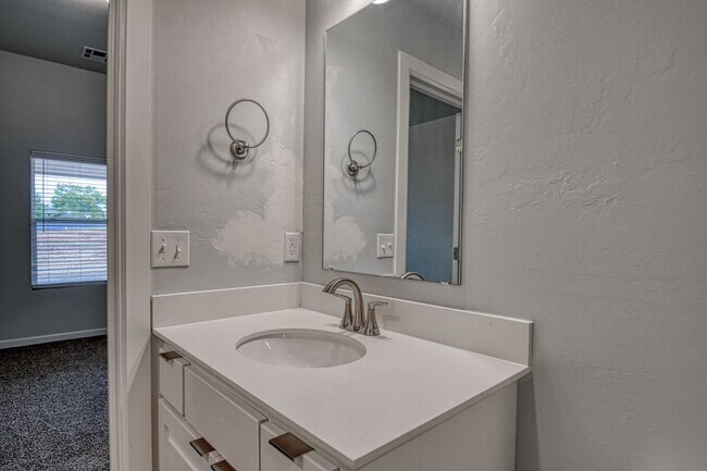 Building Photo - Brand New Construction in Varenna Landing! Storm shelter and lawn care included!