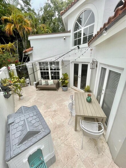 Building Photo - 3070 Allamanda St