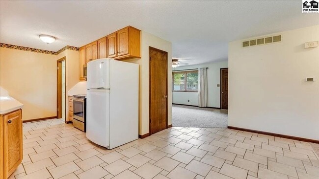 Building Photo - 3 bedroom, 1.5 bath, 2 car garage - Great ...