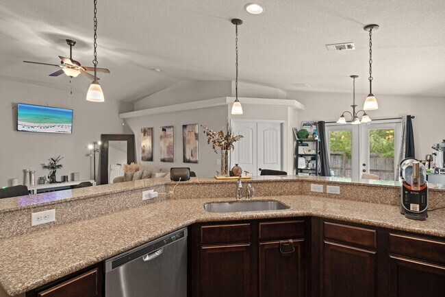 Building Photo - 124 Lillian Wy