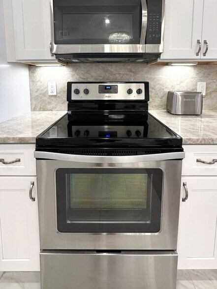 Building Photo - 4800 Bayview Dr