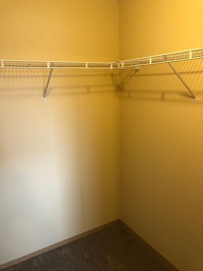 Building Photo - Three Bedroom Duplex in South Salem