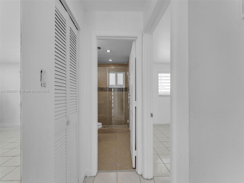 Building Photo - 1811 SW 97th Ter