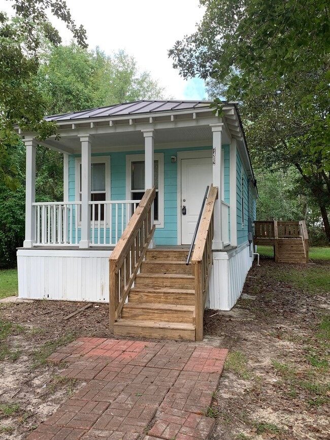 Building Photo - GAUTIER, MISSISSIPPI - Charming 2 bedroom 1 bath cottage.