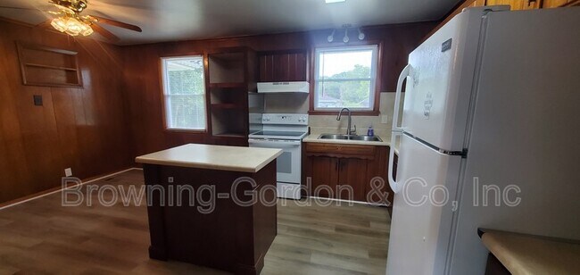 Building Photo - 5020 Bonnameade Dr