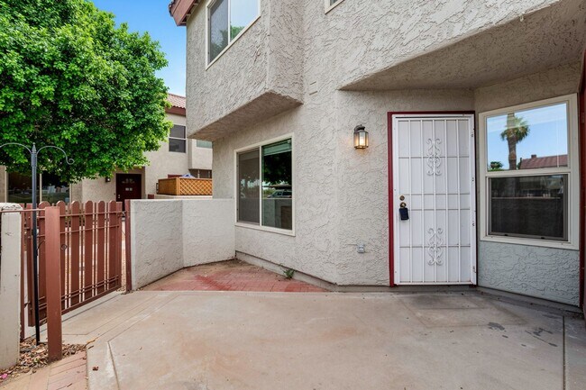 Building Photo - Stylish Dobson Glen Townhome | Updated Kitchen, Loft & Pool Access