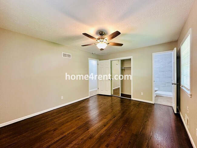Building Photo - Like New, Ranch Style Home in Raytown - Wood Floors, Finished Basement, Fenced Yard!
