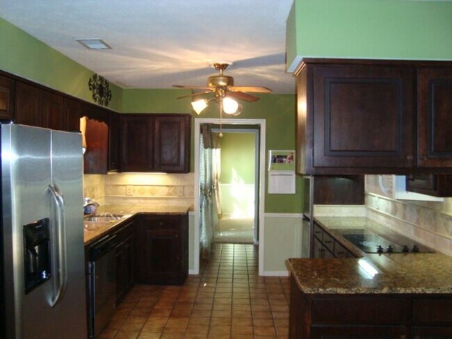 Building Photo - 4 Bedroom 2.5 Bath Home available to rent!