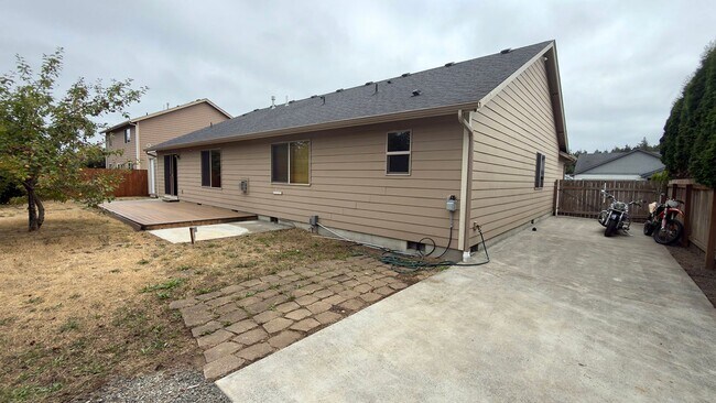 Building Photo - 355 SW Kalmia Ave