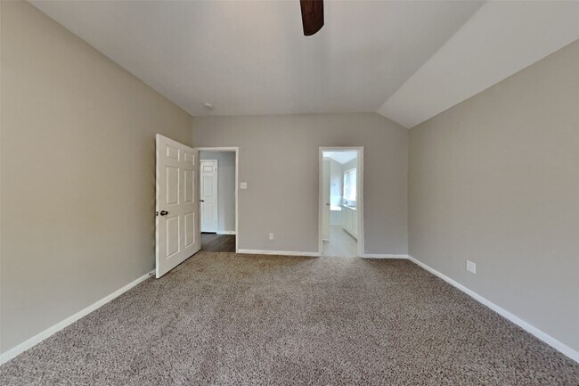 Building Photo - 4926 Linden Pl