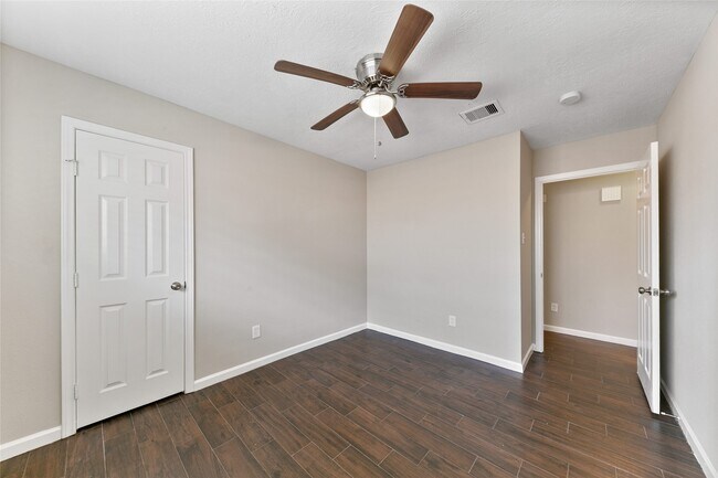 Building Photo - 1710 Foxwood Ct