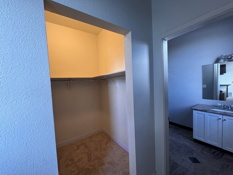 Walk-In Closet - 2525 15th St