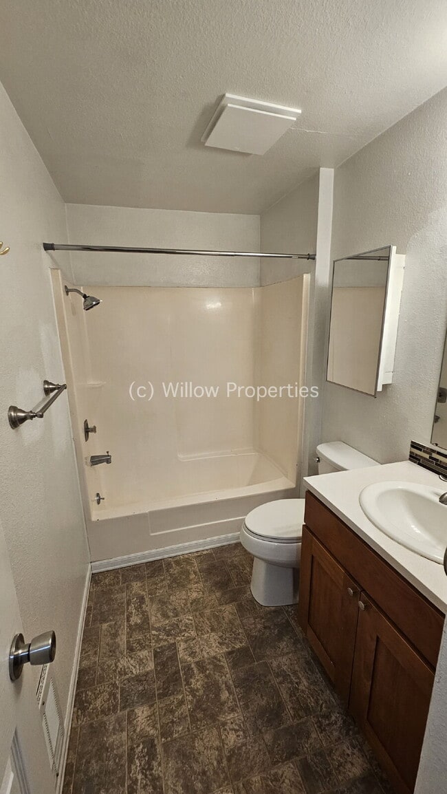 Building Photo - Two Bedroom in Tacoma