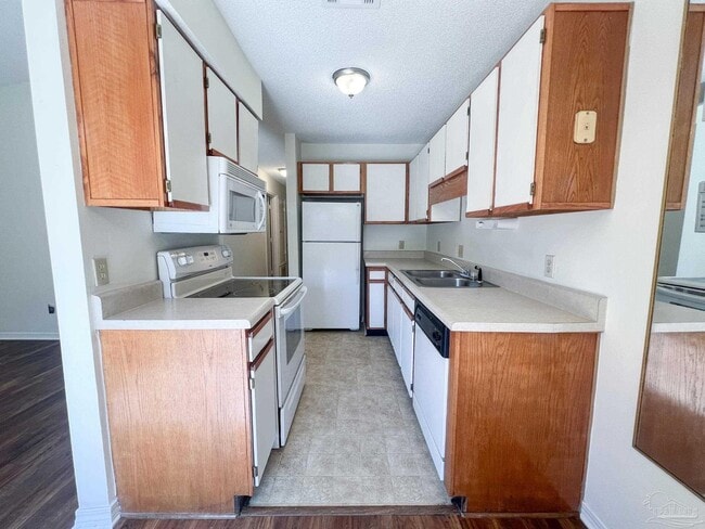 Building Photo - 4456 Bellview Ave