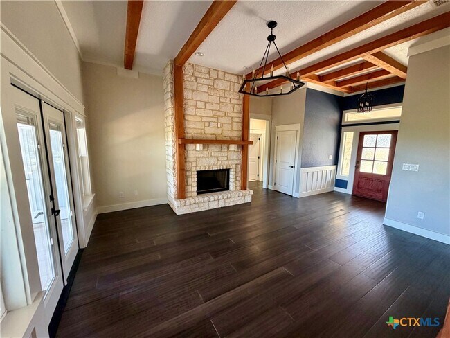 Building Photo - 427 Primrose Path