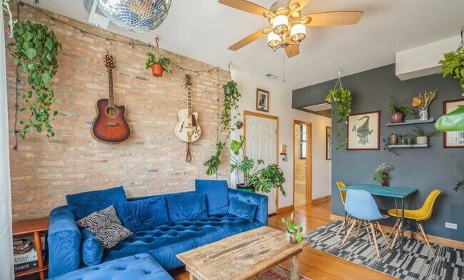 Building Photo - Bright 2 Bed 2 Bath in the Ukranian Village area