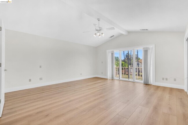 Building Photo - 5650 Edgeview Dr