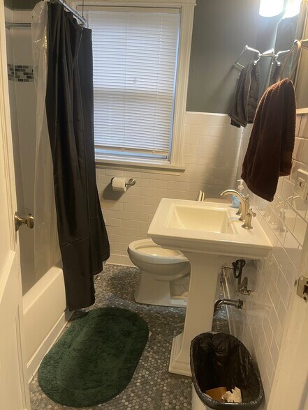 Building Photo - 829 Simpson St