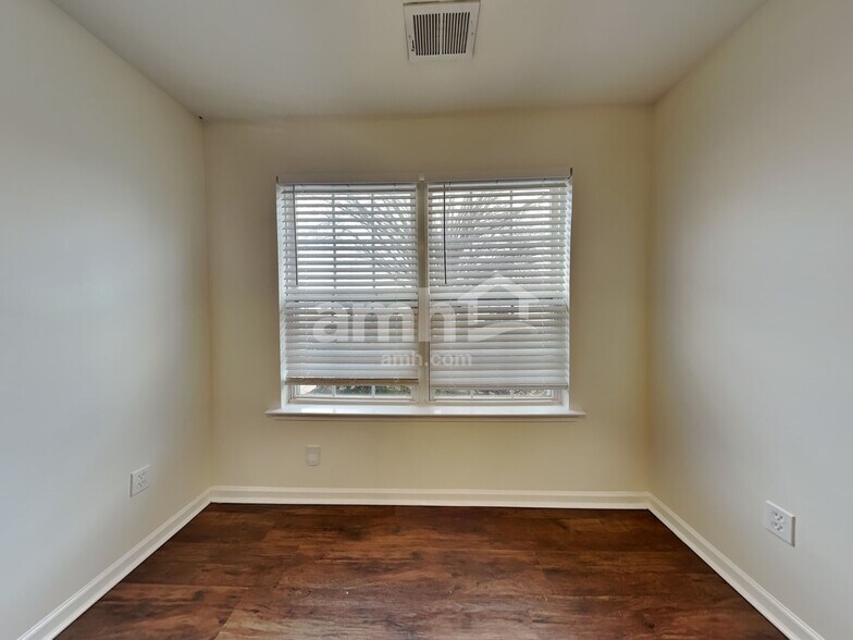 Building Photo - 200 Kingscreek Dr