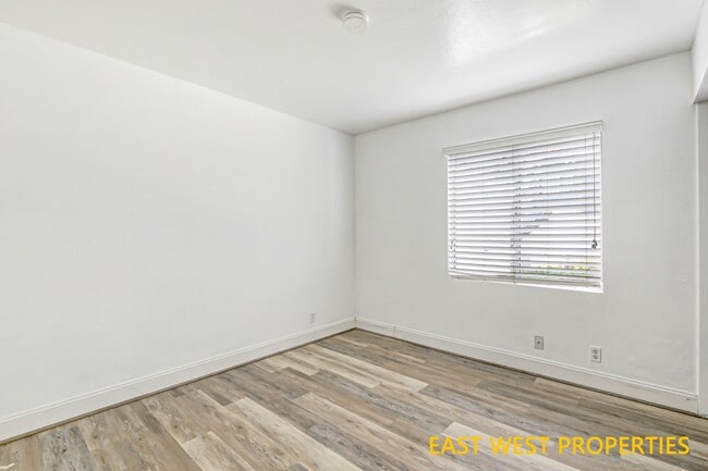 Building Photo - 21 Lobelia