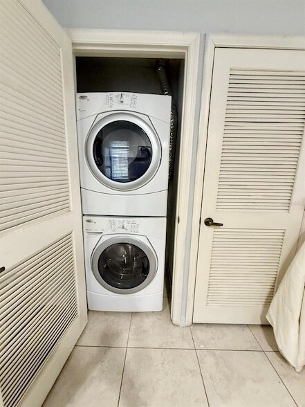 Building Photo - 4562 Yellowgold Rd E