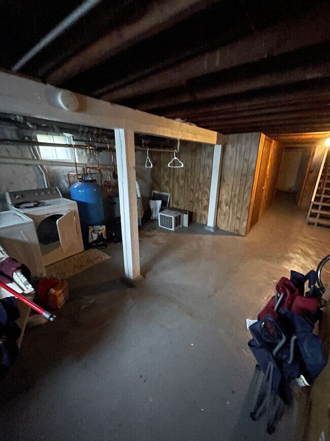 Building Photo - 2021-2023 E 6th St