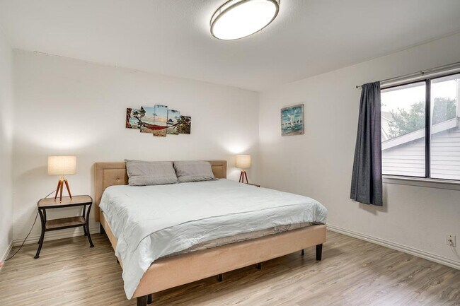 Building Photo - 6648 E Lovers Ln