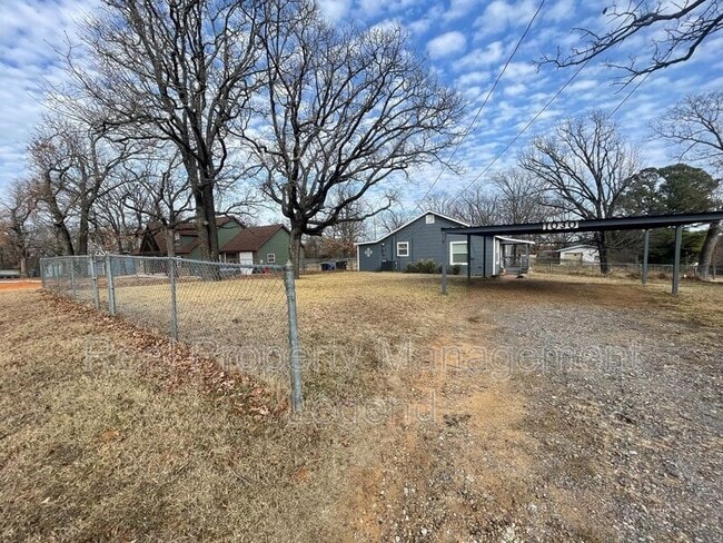 Building Photo - 1030 Oak Dr
