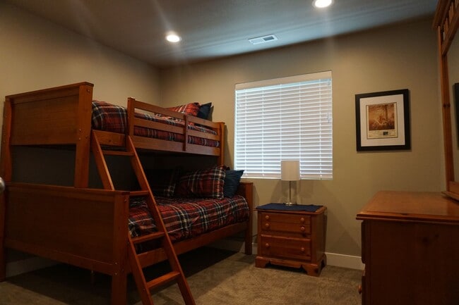 Building Photo - Newer 3 Bedroom Midvale Neighborhood Townhome
