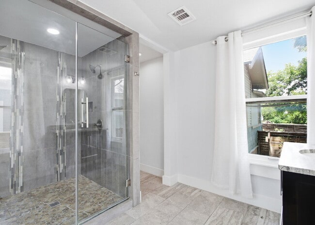 Building Photo - Updated 3 Bedroom Home with Modern Finishes Near Everything Downtown!