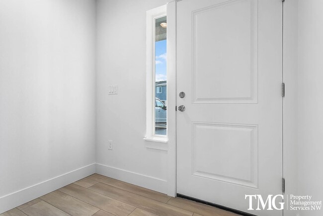 Building Photo - Modern townhome available May 1st!