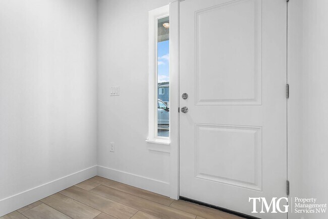 Building Photo - Move in today and receive all of OCTOBER F...