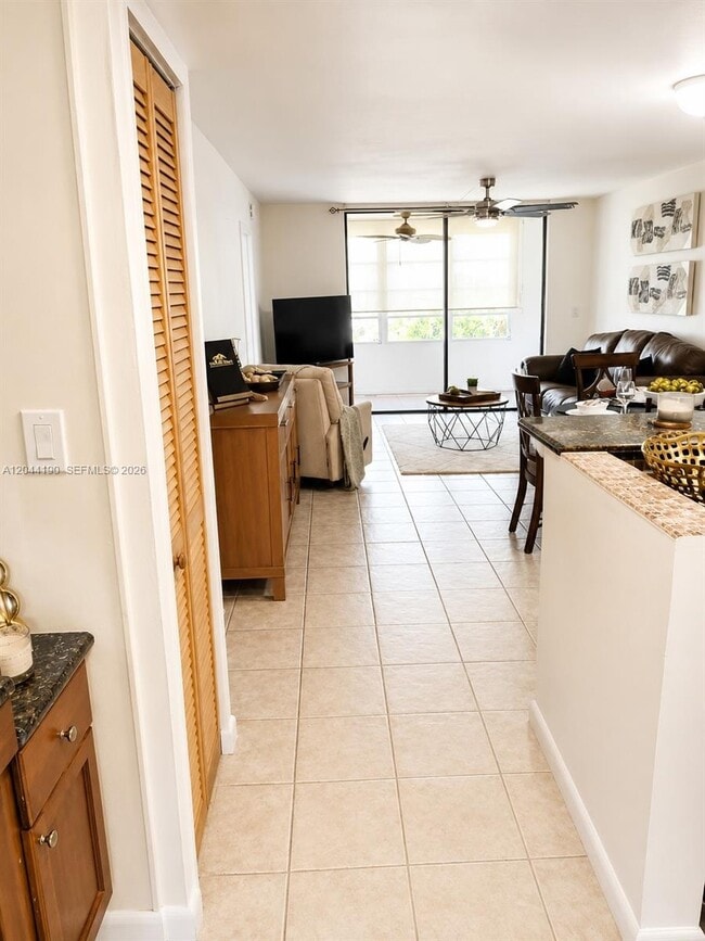 Building Photo - 2821 Somerset Dr