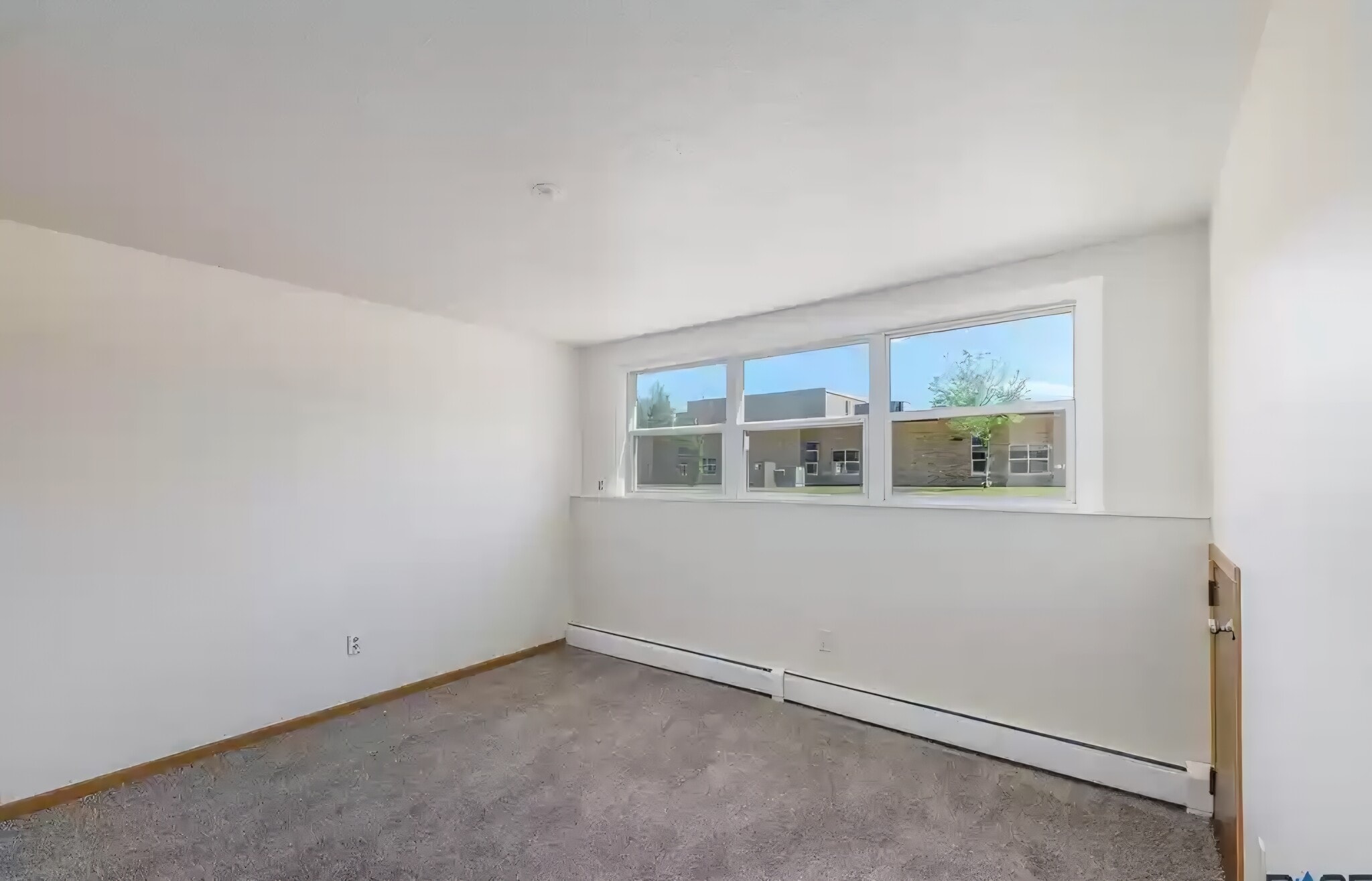 Building Photo - 1700 E 12th St