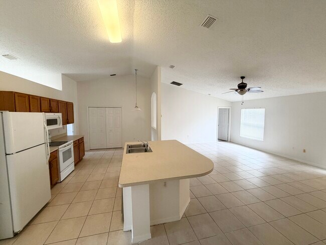 Building Photo - 10 Pinelynn Dr